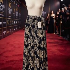 🖤 BLACK GOLD FLORAL MAXI SKIRT 🖤
Color: Black base with Gold/Beige Floral Print
Style: Maxi Length, Flowy, Elastic Waist, Pleated