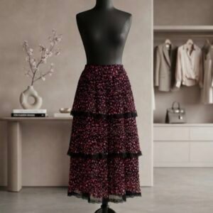 🌸 PINK BLACK TIERED FLORAL SKIRT 🌸
Color: Black base with Pink/Red Tiny Florals
Style: Midi Length, 3-Tier Ruffle, Lace Trim Hem