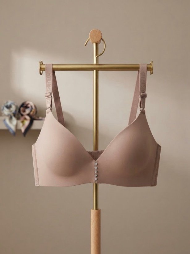 π€ NUDE SEAMLESS BRA π€
Color: Skin / Nude Beige
Style: Wireless, Seamless, Front Rhinestone Buttons